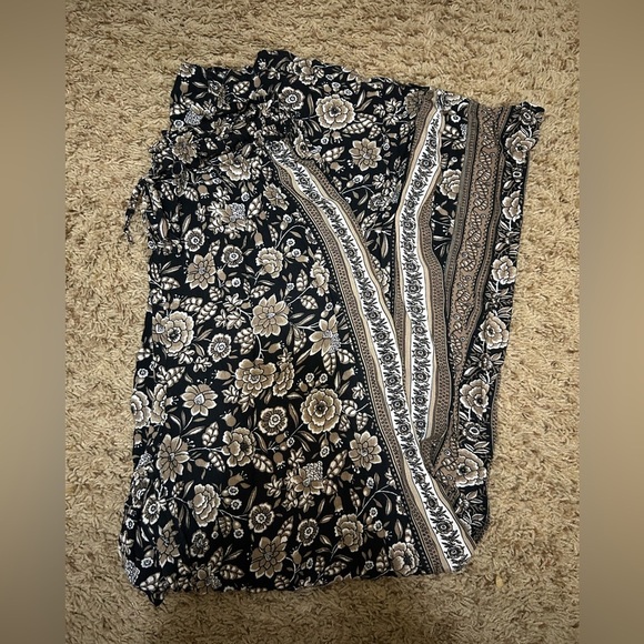 American Eagle Outfitters Black and Cream Floral Pants - Picture 1 of 3